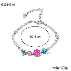 Detalle de pulsera de cuentas de colores con trébol azul y etiqueta de acero inox