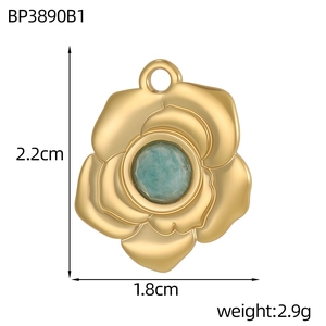 Détail du pendentif rose dorée de 2,2 cm avec pierre verte et dimensions du produit