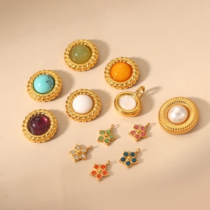Sternförmige Goldanhänger mit bunten Zirkoniasteinen und Schmuckperlen im Vintage-Stil