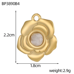 Détail du pendentif rose dorée avec pierre blanche et dimensions précises indiquées