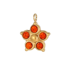 Nahaufnahme eines goldenen Blumenanhängers mit fünf orangefarbenen Zirkonia-Steinen
