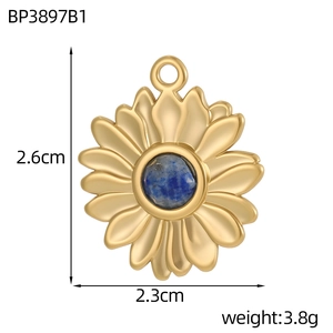 Détail du pendentif tournesol doré avec pierre bleue et dimensions indiquées
