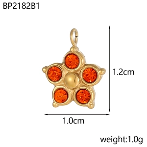 Makroaufnahme vom 12mm goldenen Sternanhänger mit orangefarbenem Zirkon und Maßen