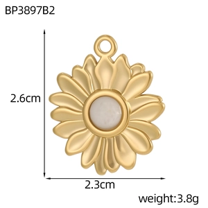 Vue détaillée du pendentif tournesol avec pierre blanche et dimensions de 2,3 cm x 2,6 cm