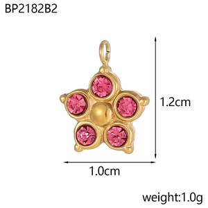 Makroansicht des goldenen Blumenanhängers mit rosa Zirkon-Inlay und Abmessungen