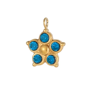 Detailansicht goldener Blumenanhänger mit fünf blauen Zirkonsteinen und runder Öse oben