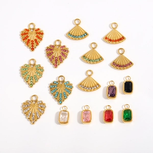 Primer plano de colgantes de corazón y geométricos con circonitas de colores para joyería DIY