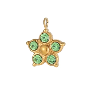 Detailansicht eines goldenen Blumenanhängers mit grünen Zirkonia-Steinen für Schmuck
