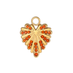 Colgante de corazón en metal dorado con cristales rojos y diseño de rayas radiales