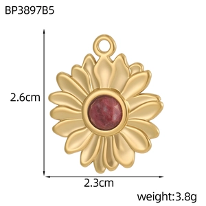Détail du pendentif tournesol avec pierre rouge montrant les dimensions 2,6cm x 2,3cm