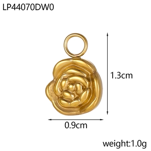 Detailansicht goldener Rosenanhänger mit Abmessungen 1,3 cm Höhe und 0,9 cm Breite