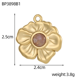 Détails du pendentif fleur vintage doré avec pierre rose et dimensions de 2,5cm par 2,4cm