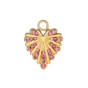 Detalle de un colgante de corazón dorado con circonitas rosas y una textura radial
