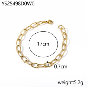 Dettaglio di un bracciale a catena Figaro dorata da 17 cm con chiusura a moschettone