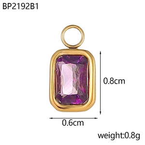 Vista macro de un colgante de acero dorado de 0,8 cm con cristal rectangular violeta