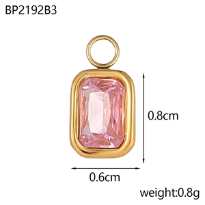 Detalle del colgante rectangular de circón rosa con medidas de 0,8 cm de alto y 0,6 cm ancho