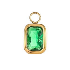 Vista de un colgante rectangular de oro con circón verde y acabado pulido brillante