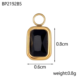 Vista de detalle de un mini colgante rectangular dorado con cristal negro y medidas