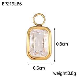 Vista detallada del dije rectangular de circón, 0,8x0,6cm con montura chapada en oro