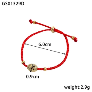 Makro-Detail von rotem geflochtenem Armband mit 0,9cm Goldperle und Innendurchmesser 6,0cm