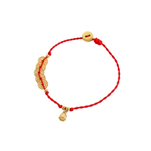 Detail eines roten geflochtenen Armbands mit fünf Messingmünzen und Lotus-Anhänger