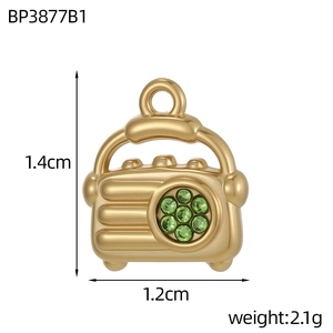 Makroaufnahme von Vintage Radio Anhänger in Gold mit grünen Steinen und 1,4cm Detail