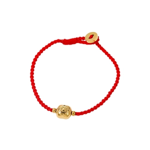 Handgefertigtes rotes geflochtenes Seilarmband mit goldener geprägter Perle im Ethno-Stil