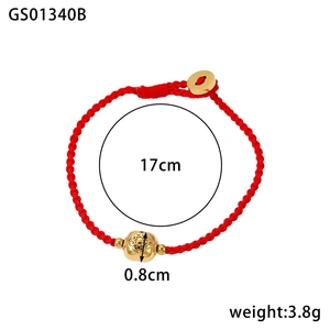 Detail eines roten geflochtenen Armbands mit goldener Hohlperle und Glücksmünzenanhänger