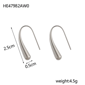 Detail von silbernen Tropfenohrringen mit Maßen von 2,5 cm Höhe und 0,5 cm Breite
