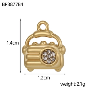 Makroansicht eines 1,4 cm Gold-Radioanhängers mit Diamanten und Größenmarkierungen
