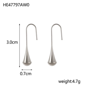 Poliierte silberne Tropfenohrringe mit Maßangaben von 3,0 cm Höhe und 0,7 cm Breite Detail
