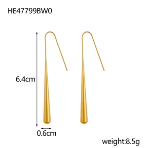 Detailansicht der 6,4 cm langen goldenen Tropfenohrringe mit Maßen und glatter Metallstruktur