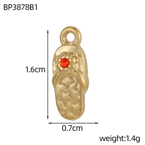 Makroaufnahme von Gold-Flip-Flop-Anhänger mit Sternrelief, Größe 1,6cm mal 0,7cm