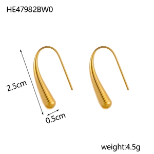 Detailansicht der 18K vergoldeten Tropfenohrringe mit Maßen 2,5 cm mal 0,5 cm