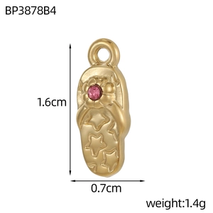 Makroaufnahme von Flip-Flop-Schmuckanhänger mit rosa Strass und Sterngravur