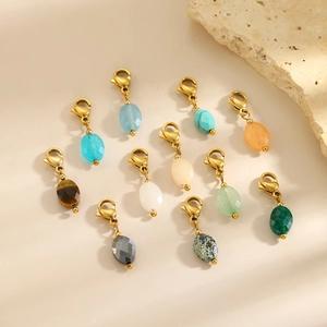 Set de 11 colgantes de piedra natural con cierres de langosta dorados multicolores
