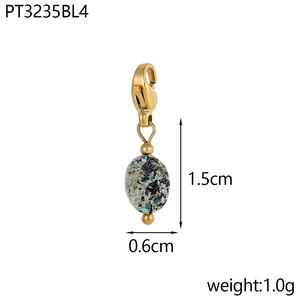 Detalle de colgante de piedra natural con cierre de langosta dorado y medidas 1,5 cm x 0,6 cm