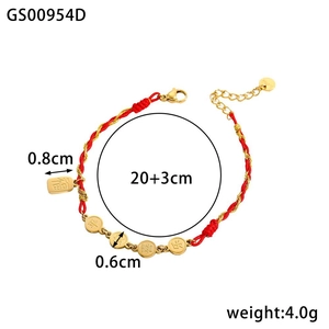 Detail eines roten geflochtenen Armbands mit Goldanhängern und traditioneller Gravur