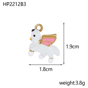 Detail van wit en roze emaille pegasus hanger met 1,8 cm breedte en 1,9 cm hoogte