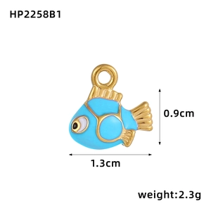 Détail d'un pendentif poisson en émail bleu finition dorée avec dimensions précises