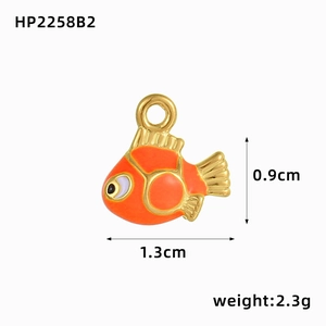 Détail du pendentif poisson avec dimensions 1,3x0,9 cm et poids spécifié 2,3 g