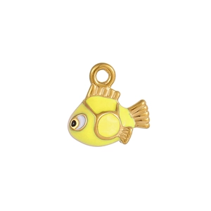 Détail macro du pendentif poisson jaune en émail et plaqué or pour la création de bijoux DIY