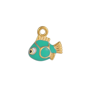 Détail macro du pendentif poisson en émail vert et bordure dorée pour bijoux DIY