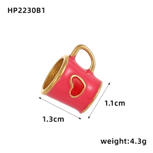 Vue détaillée du pendentif tasse rose émaillé avec motif cœur et poignée dorée