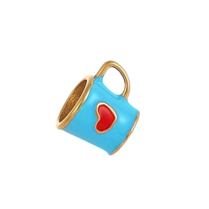 Charm tasse en émail bleu clair avec cœur rouge et détails dorés pour bracelets
