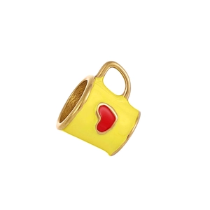 Détail du pendentif tasse à café en émail jaune avec un cœur rouge sur acier