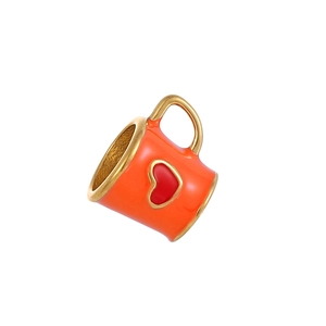 Détail macro du pendentif tasse en émail orange avec cœur rouge et anse plaquée or
