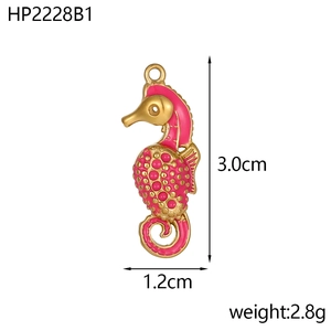 Détail du pendentif hippocampe en émail rose, finition dorée avec mesure de taille 3,0 cm