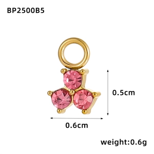Dettaglio del ciondolo dorato da 0,6 cm con tre zirconi rosa, inclusi peso e dimensioni