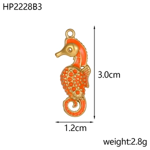 Pendentif hippocampe doré avec émail orange et dimensions précises 3,0x1,2 cm